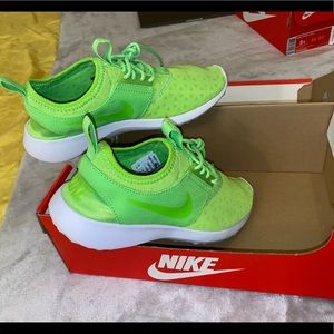 Nike W Juvenate in Electric Green